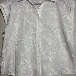 Beautiful Adrianna Papell White 3D Floral Embroidered Boxy Cap Sleeve Blouse. M